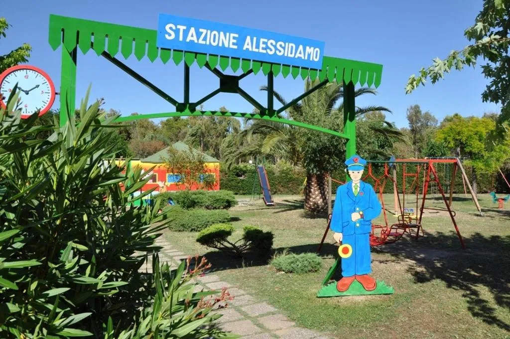 Area giochi per bambini con altalene e scivolo tematizzati