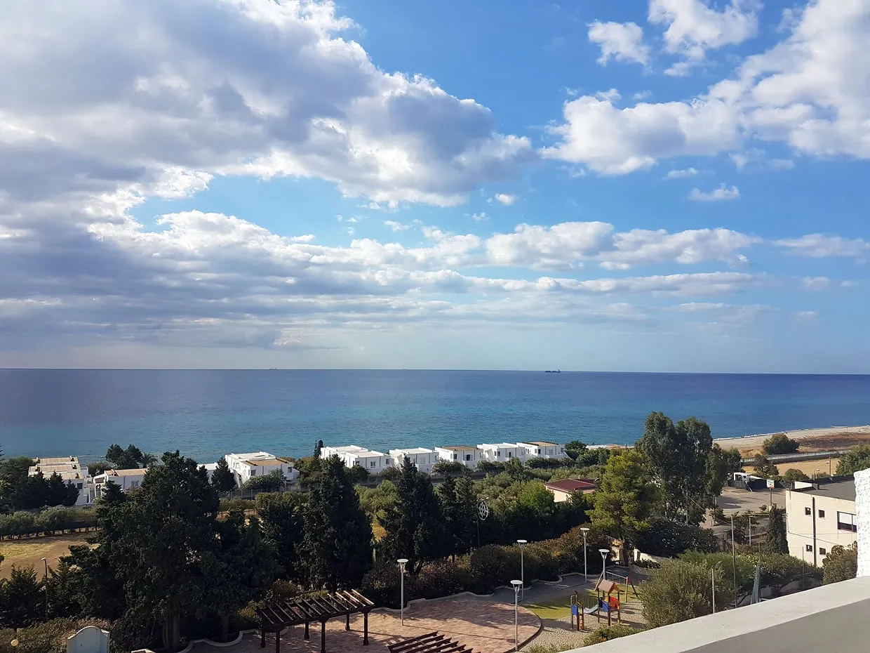 Panorama sul mare con giardino, area giochi e villette bianche