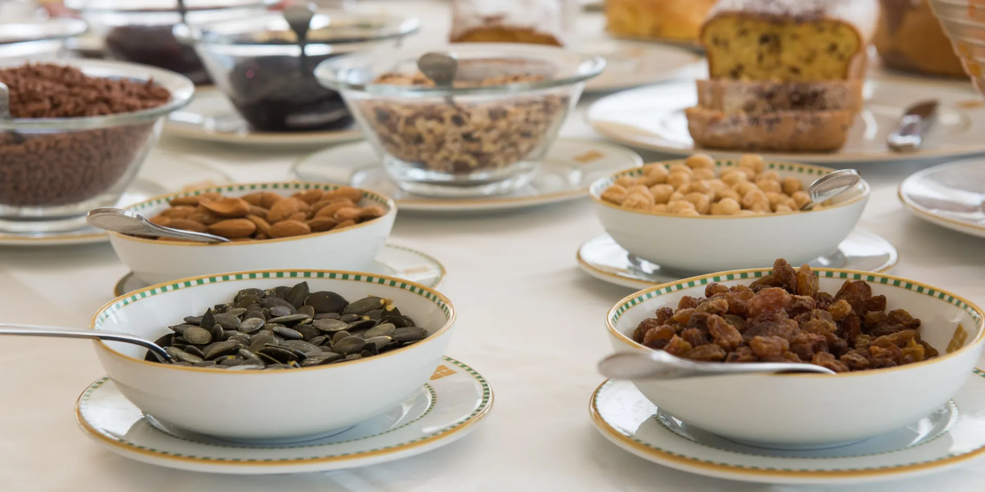 Buffet di colazione con ciotole di frutta secca, semi e cereali