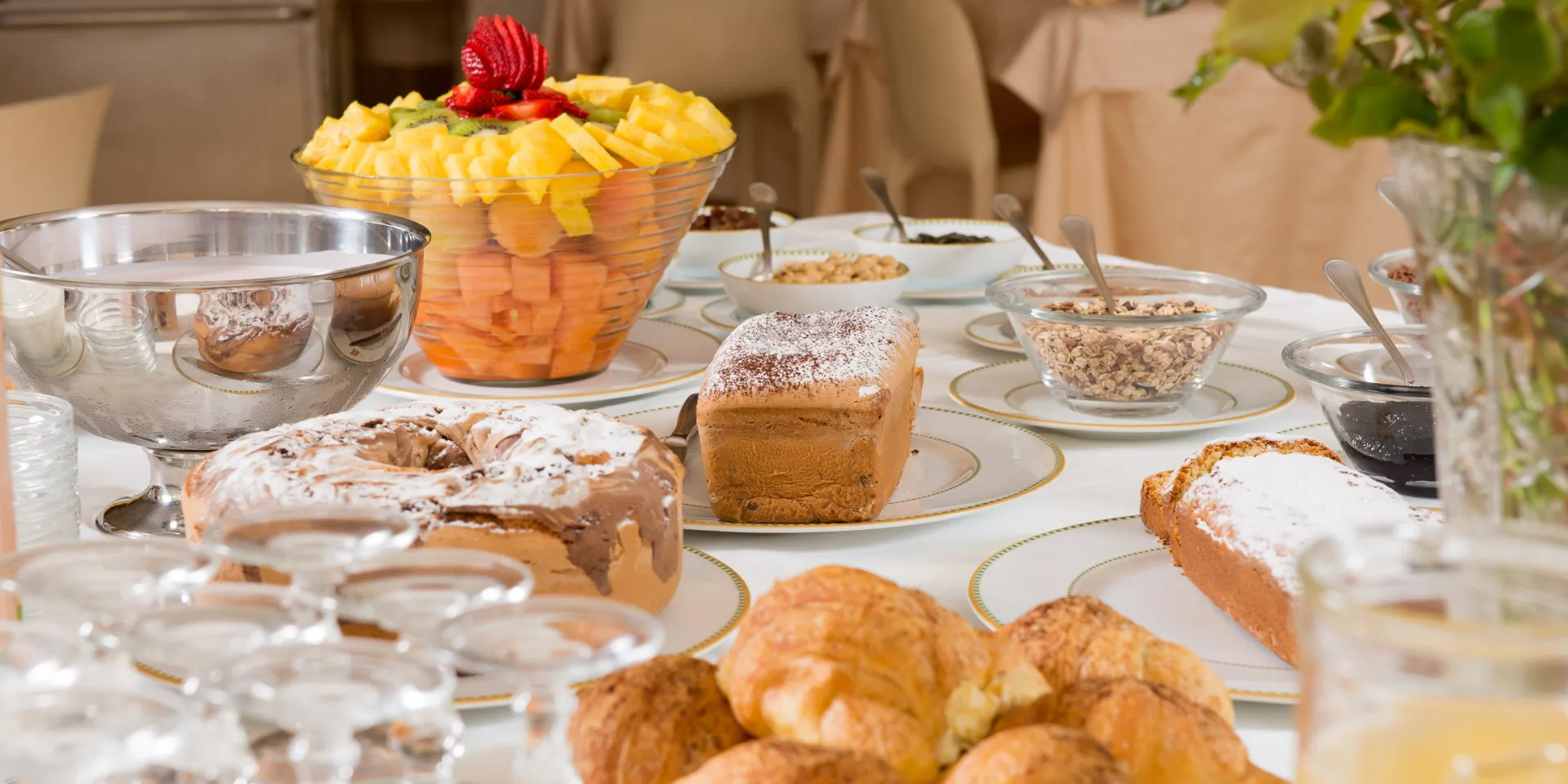 Buffet della colazione con dolci, croissant, cereali e frutta fresca