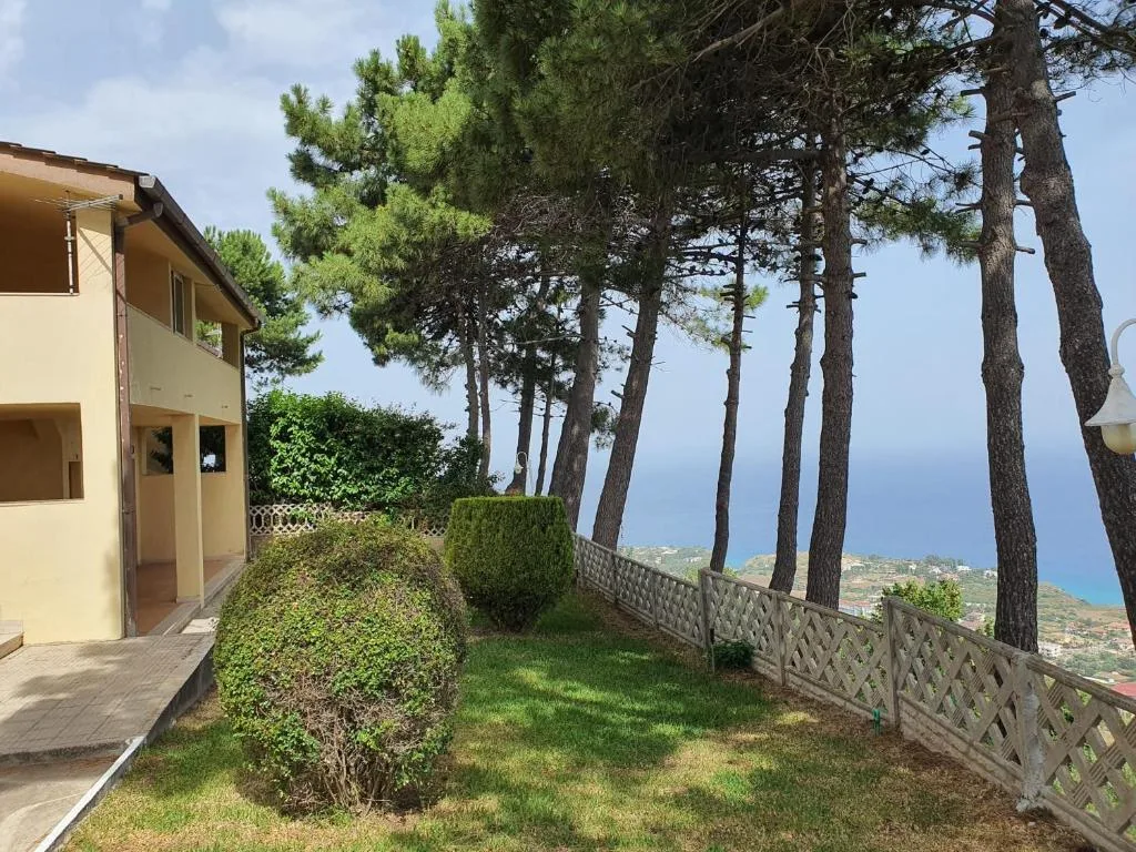 Villetta con giardino e siepi affacciata su pineta e vista mare