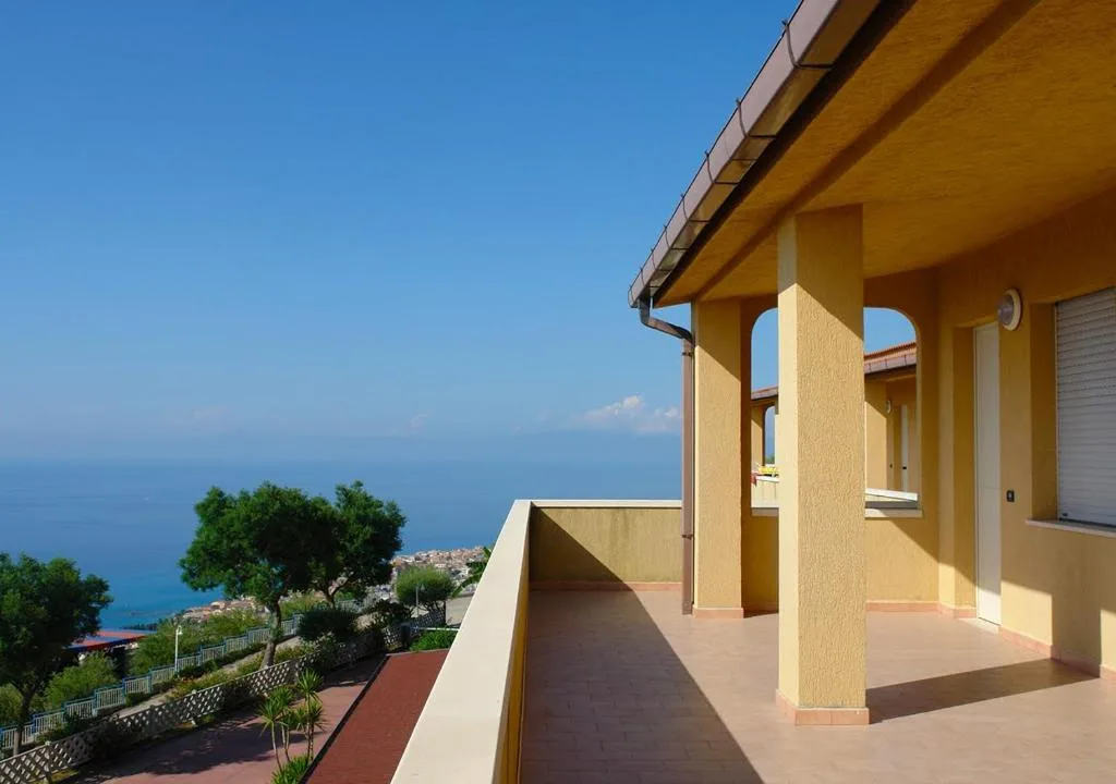 Ampio terrazzo di una villetta con vista panoramica sul mare e sulla costa