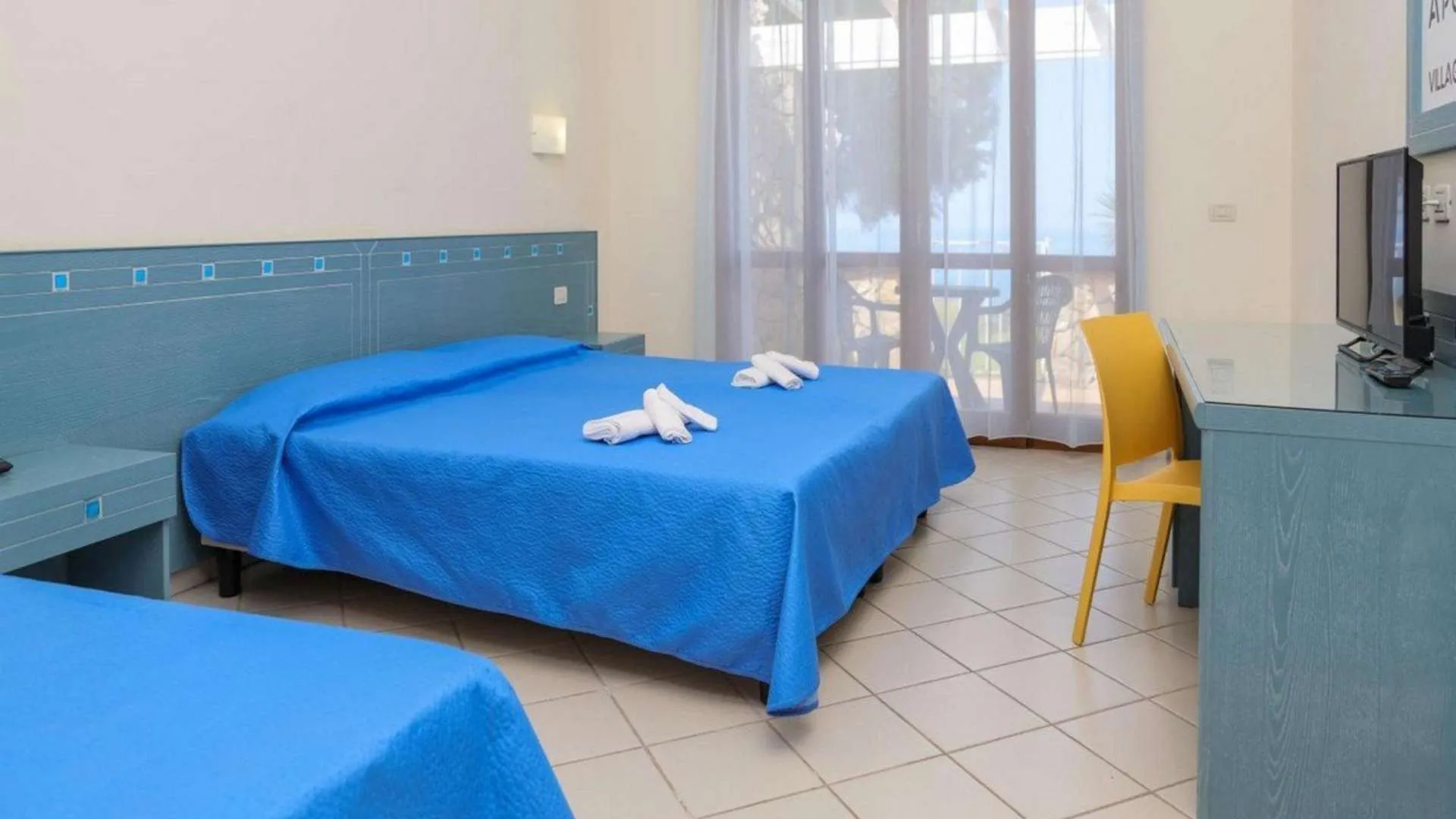 Camera con letto matrimoniale, scrivania e balcone con vista mare