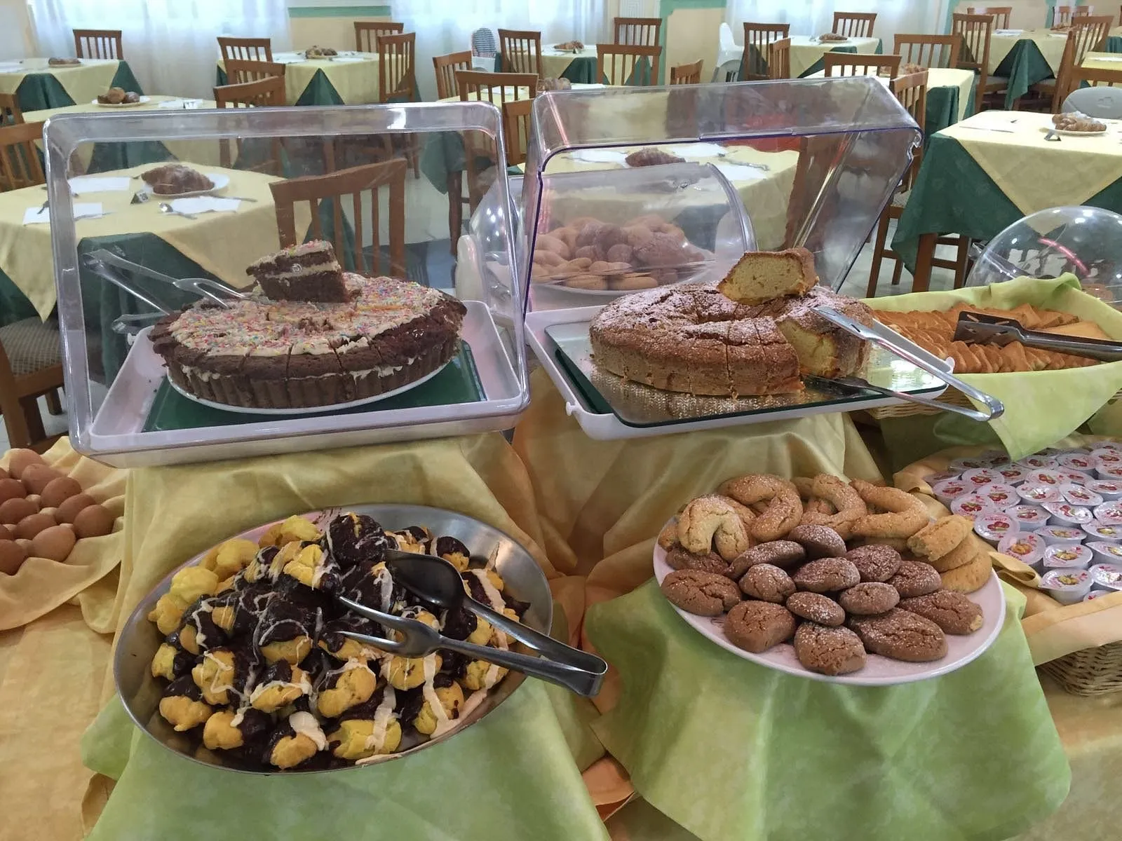 Buffet di dolci con torte, biscotti e crostate nella sala ristorante