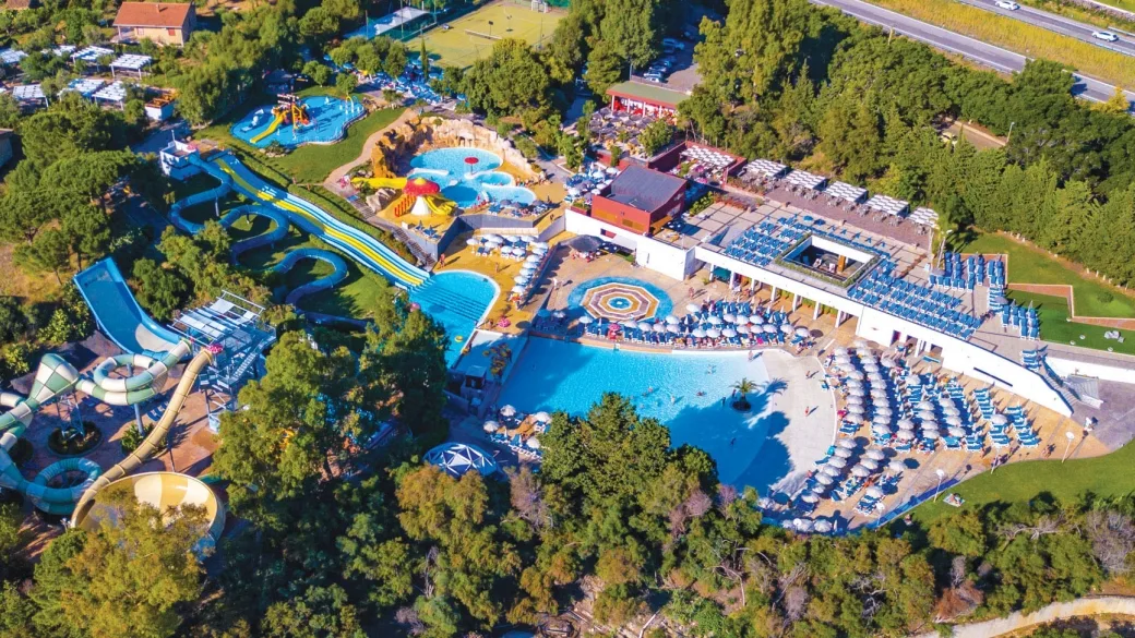 Veduta aerea del parco acquatico con scivoli e piscine