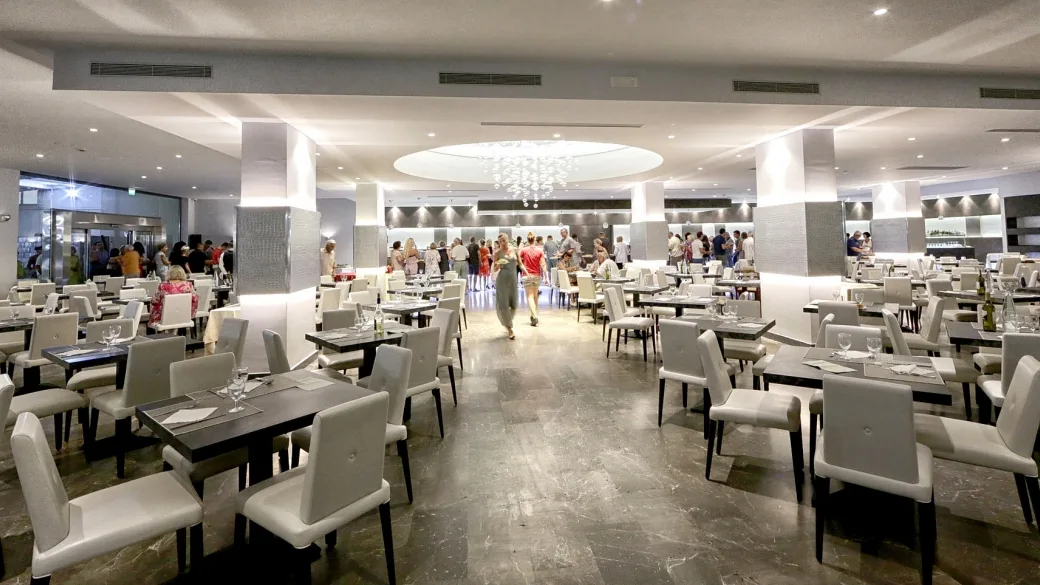 Ampia sala ristorante interna dell'hotel con tavoli eleganti e illuminazione moderna