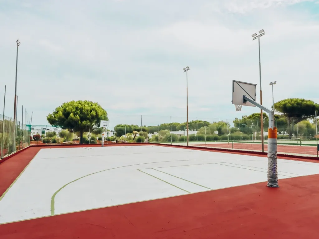 Campo sportivo polivalente per basket e tennis con illuminazione notturna