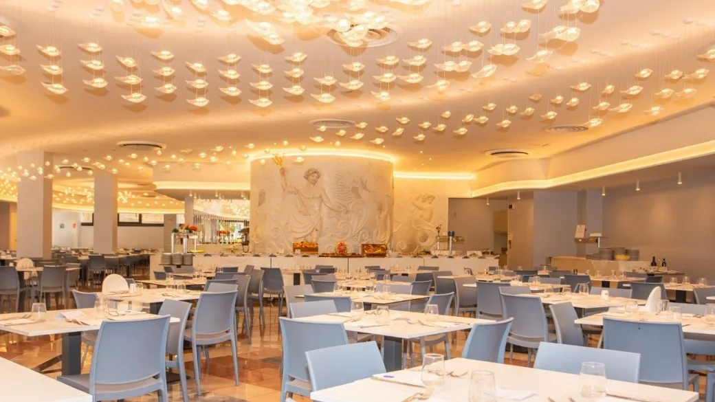 Ampia sala ristorante moderna con illuminazione decorativa e buffet centrale