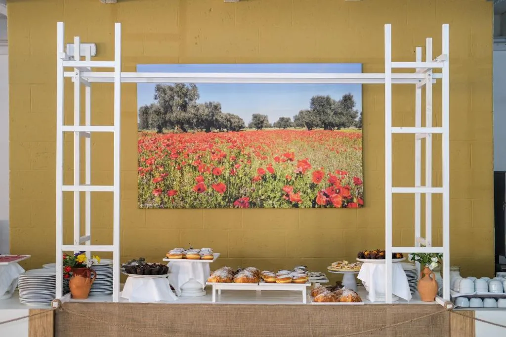Buffet di dolci e pasticceria con quadro di campo di papaveri