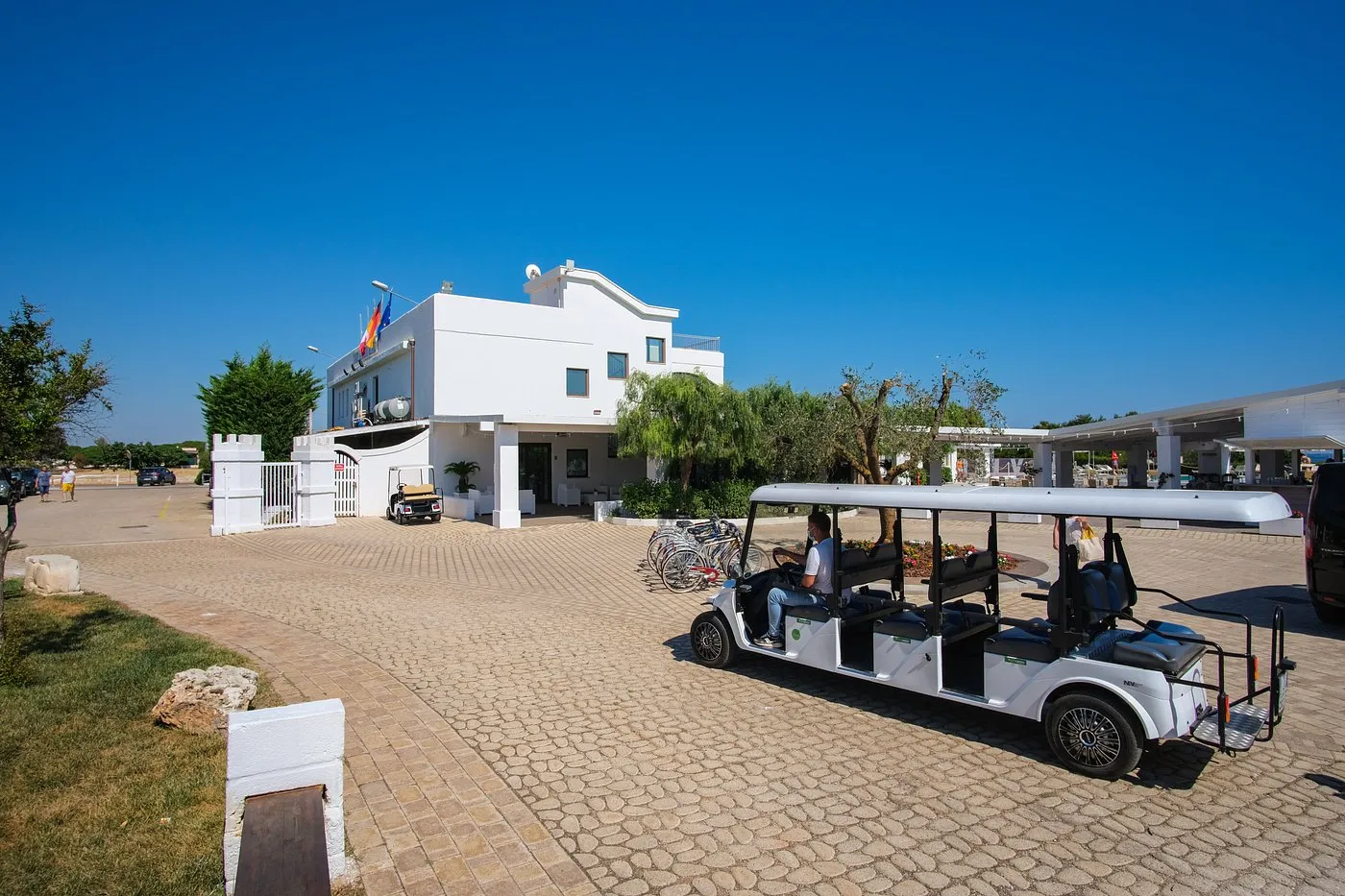 Reception del resort con navetta elettrica e biciclette all'ingresso