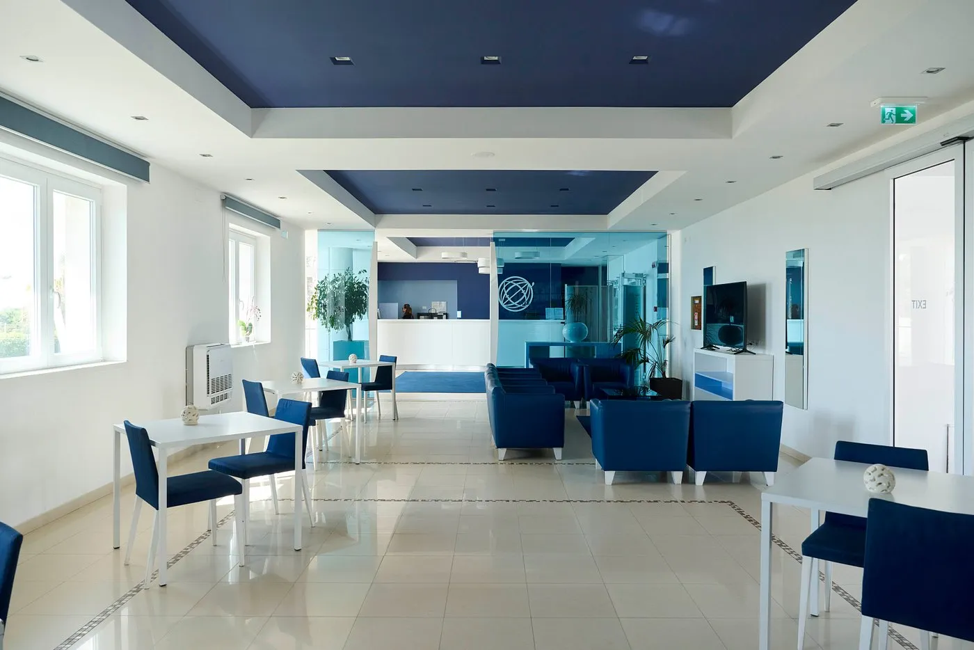 Hall dell'hotel con arredi blu e bianchi e reception