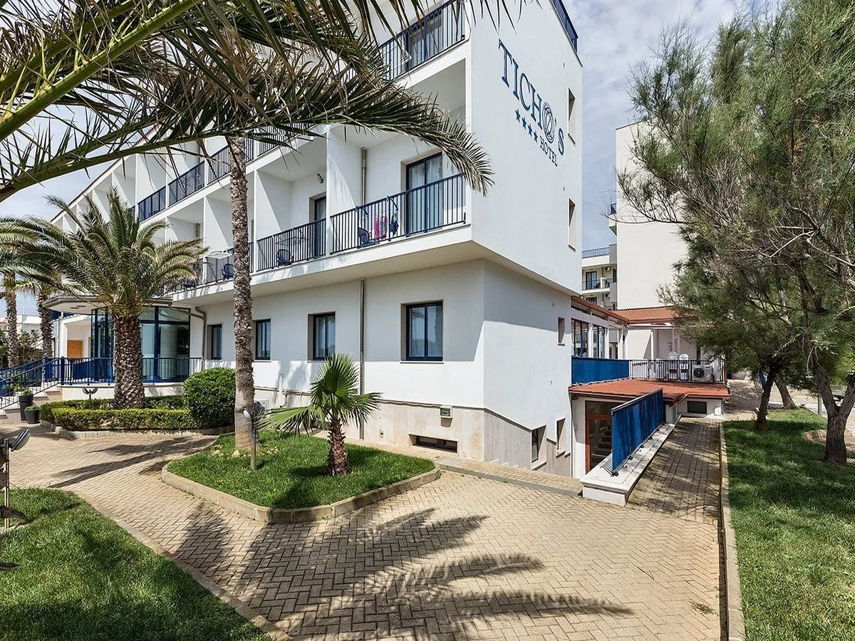 Facciata del Ticho's Hotel con palme e vialetto pedonale