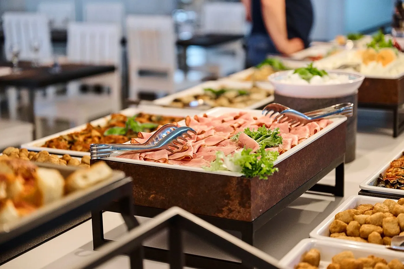 Dettaglio del buffet con affettati, contorni e piatti caldi