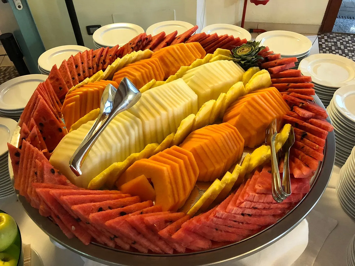 Vassoio di frutta fresca tagliata con anguria, melone e ananas