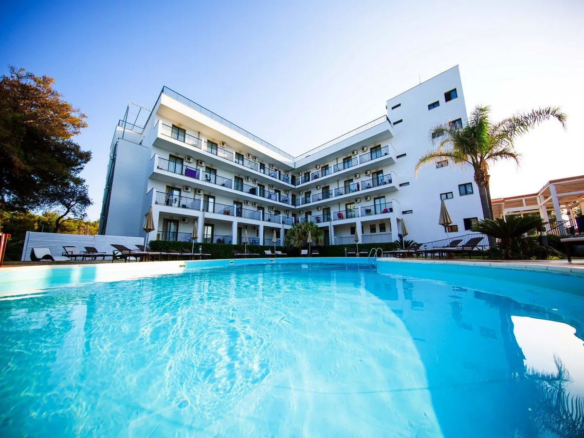 Esterno dell'hotel con grande piscina e vista sui balconi