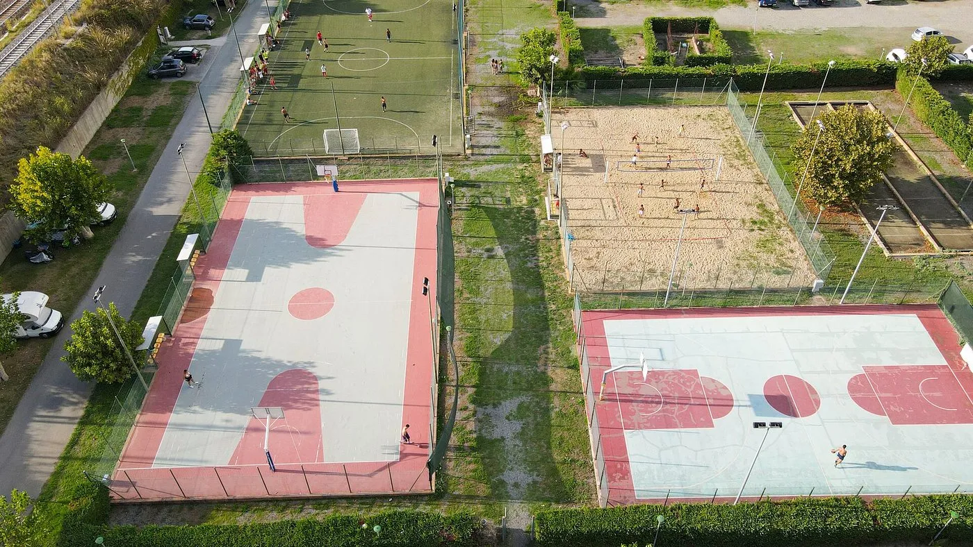 Vista aerea dei campi sportivi del resort: basket, beach volley e calcetto