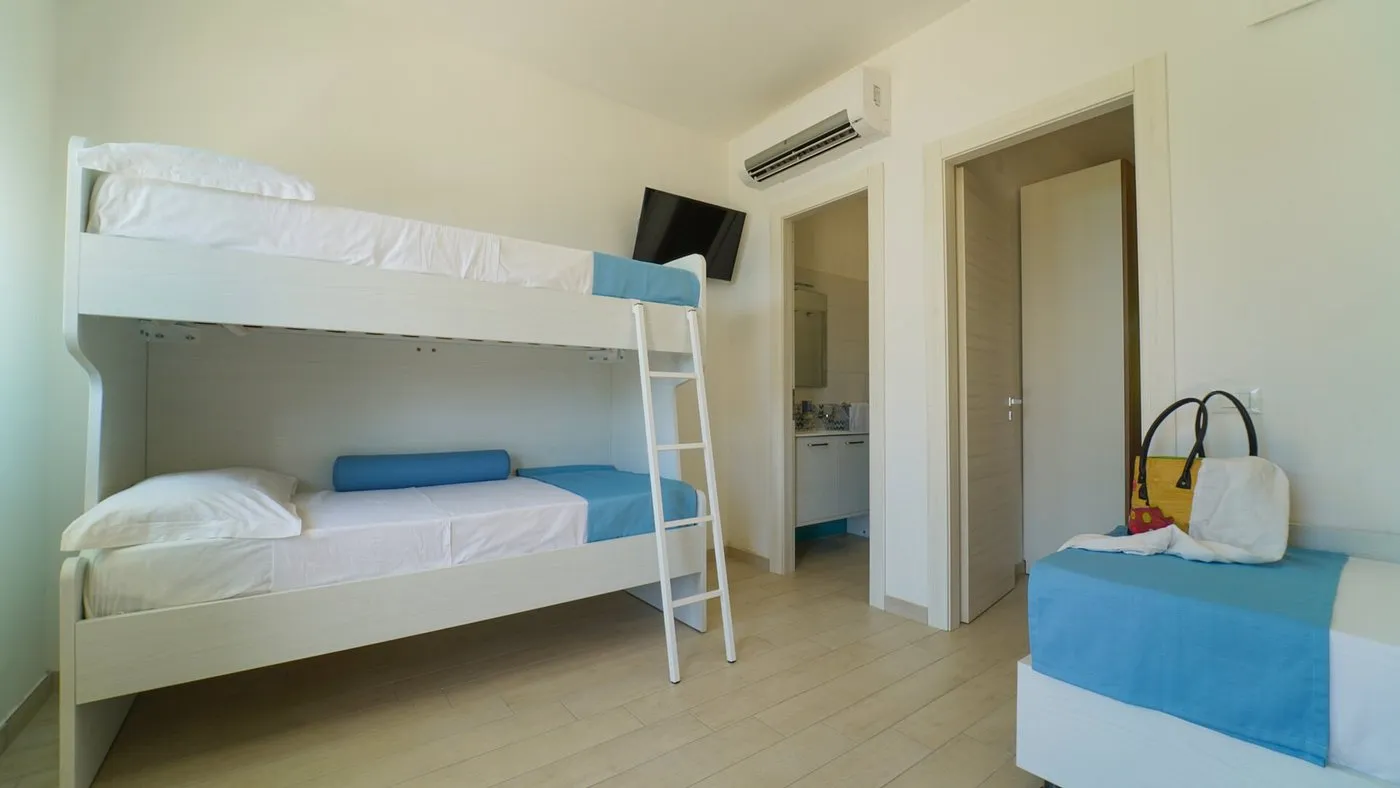 Camera con letto a castello e letto singolo, aria condizionata e bagno