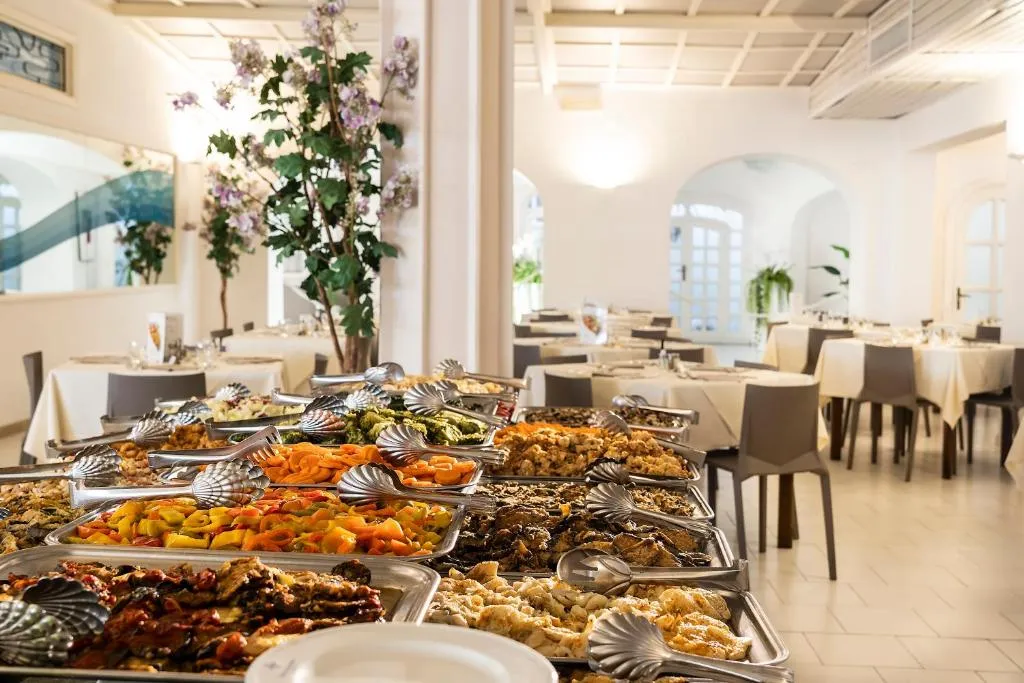 Buffet ricco di pietanze calde nella sala ristorante luminosa dell'hotel