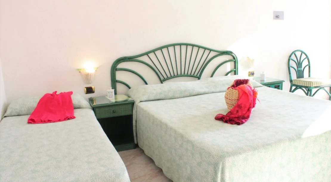 Camera tripla con letto matrimoniale e letto singolo dai colori chiari