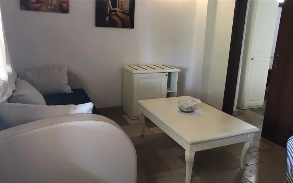 Angolo salotto della camera con poltrona e tavolino bianco