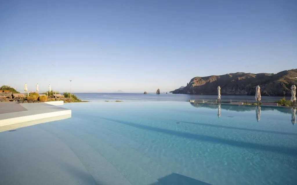 Piscina a sfioro con vista panoramica sul mare e sulle isole all'orizzonte