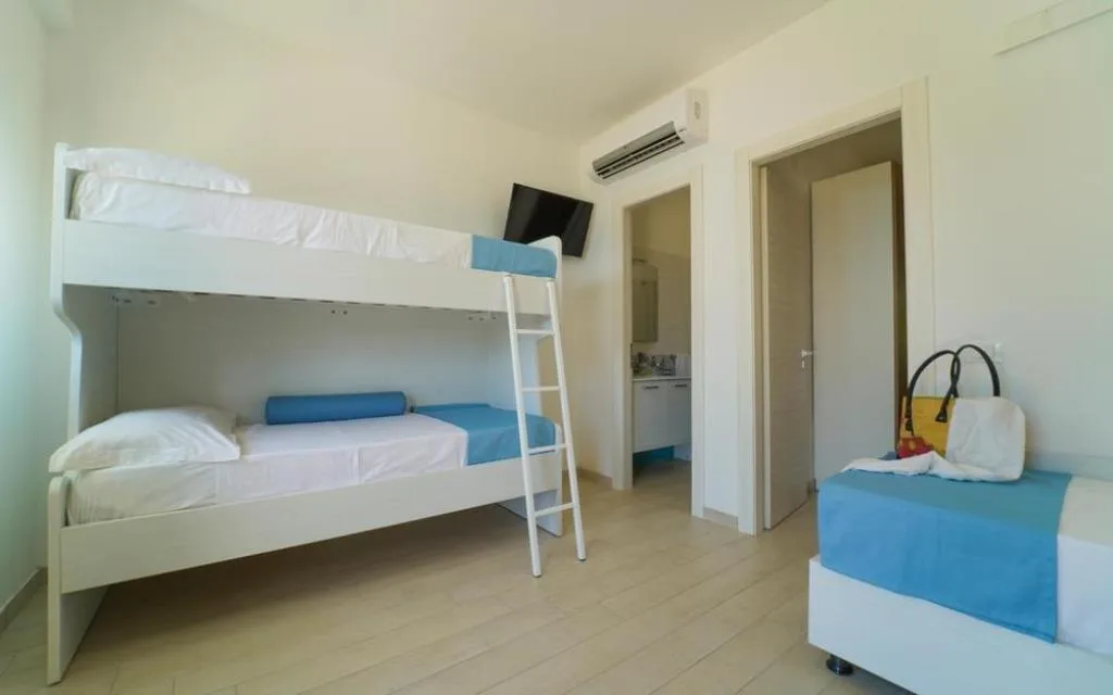Camera con letto a castello, letto singolo, TV e accesso al bagno