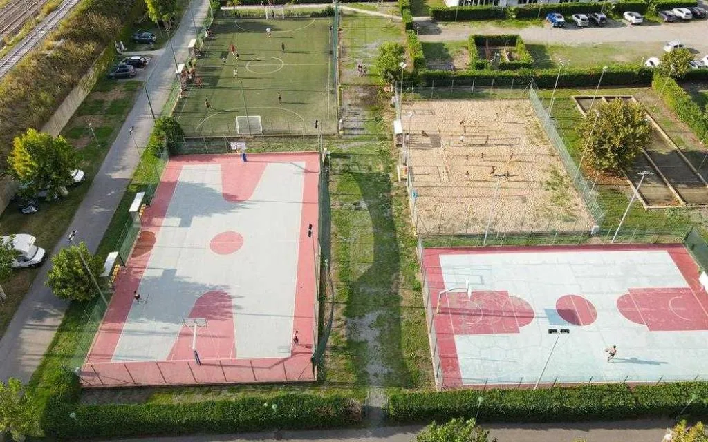 Vista aerea dei campi sportivi con basket, calcetto e beach volley