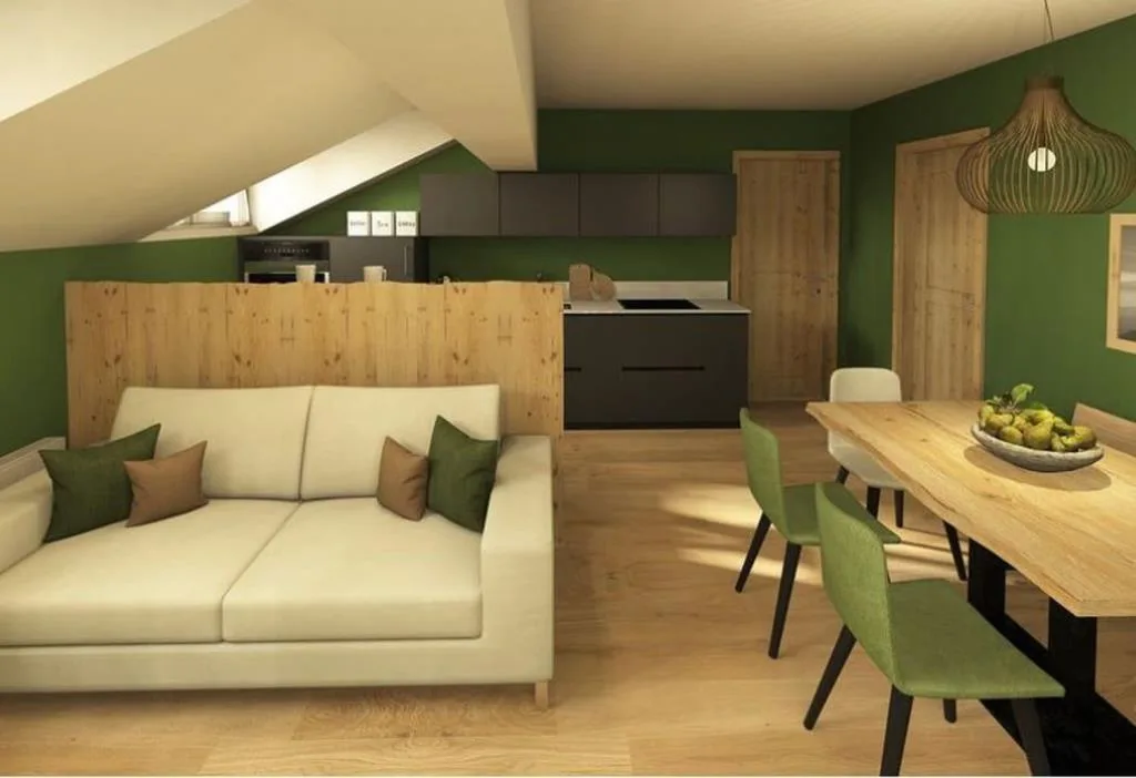 Soggiorno open space con divano bianco, cucina e tavolo da pranzo in legno