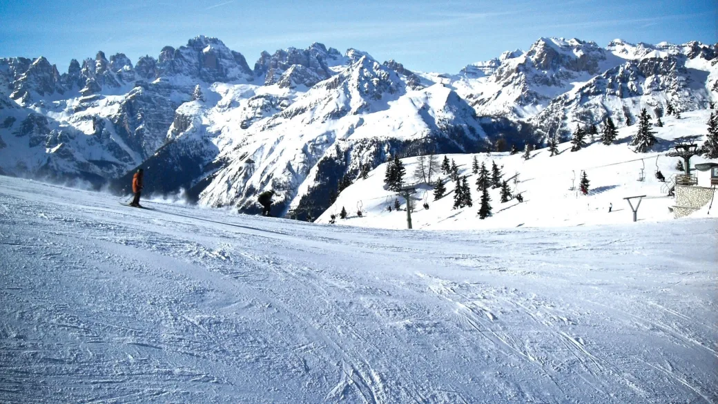 Pista da sci innevata con vista panoramica sulle Dolomiti di Brenta